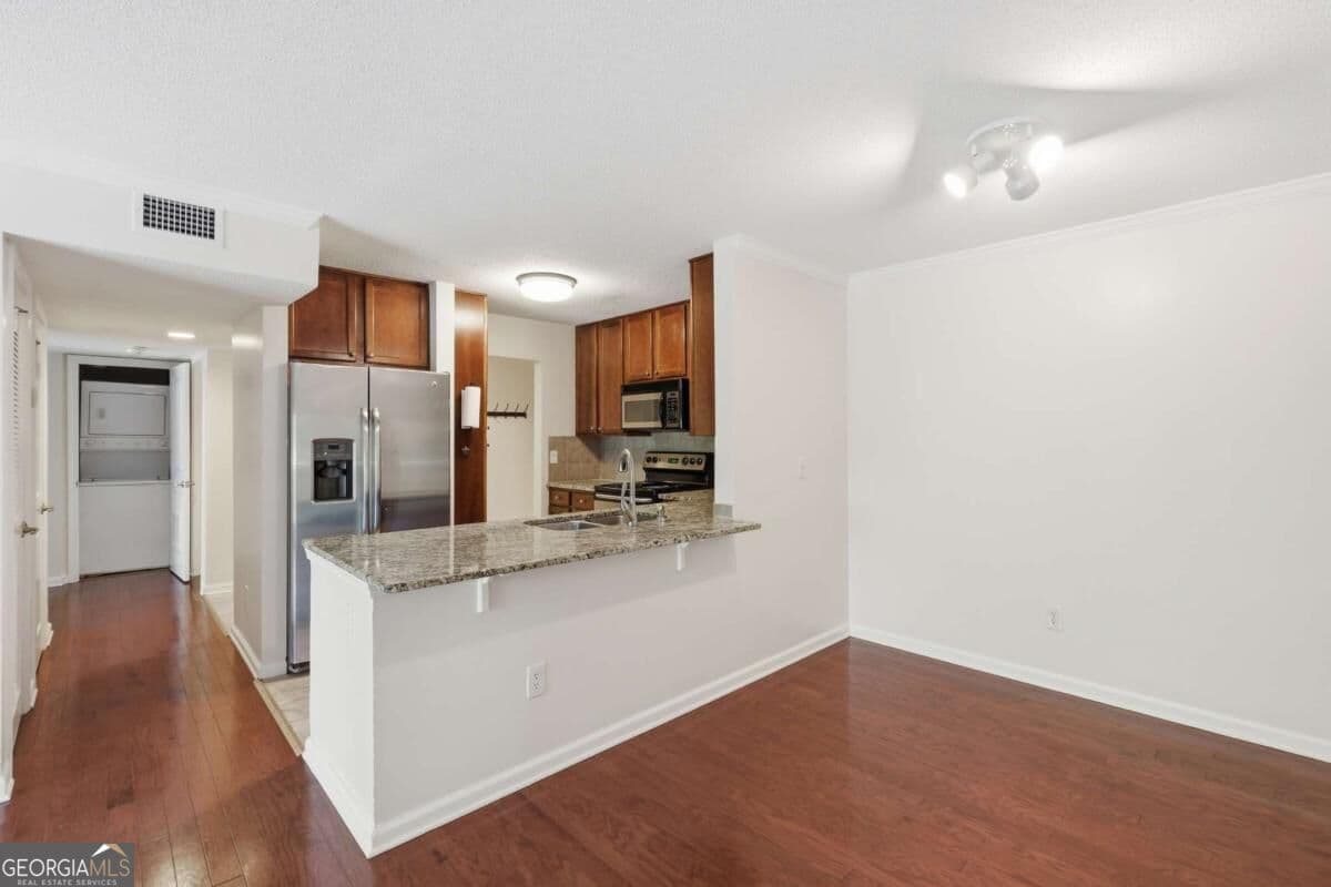 2 bedroom, 1 bathroom, 1,036 sq ft condominium for sale at 3650 Ashford Dunwoody Road 228, Atlanta, GA 30319 — photo 9