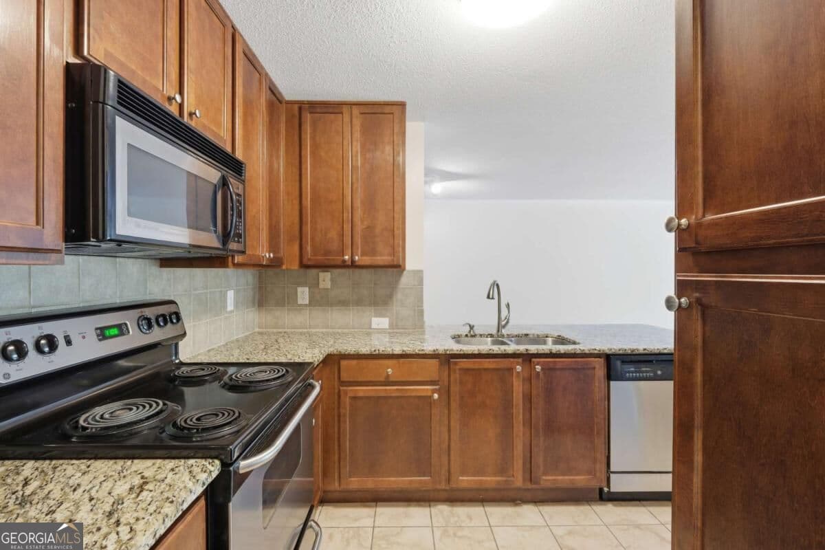 2 bedroom, 1 bathroom, 1,036 sq ft condominium for sale at 3650 Ashford Dunwoody Road 228, Atlanta, GA 30319 — photo 8