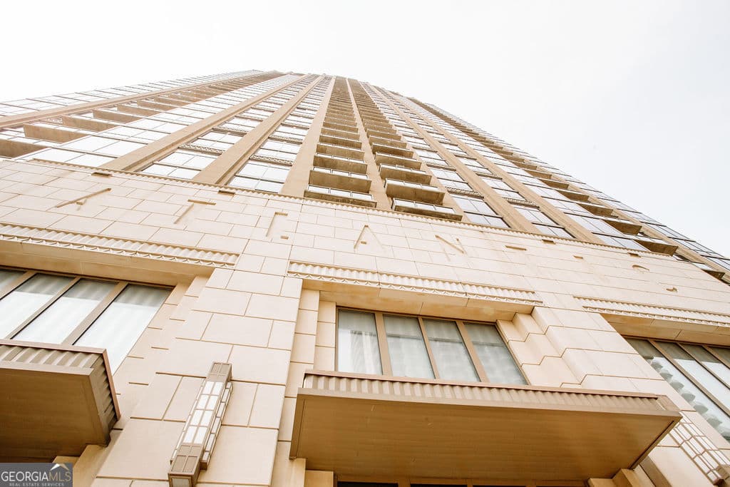 3 bedroom, 3 bathroom, 2,091 sq ft condominium for sale at 270 17th Street 3804, Atlanta, GA 30363 — photo 3