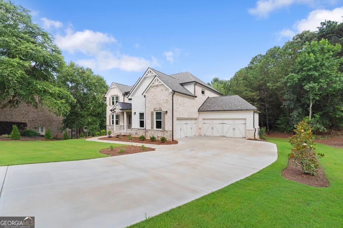 5 bedroom, 4.5 bathroom, 4,200 sq ft single family residence for sale at 4538 Meadowland Way, Flowery Branch, GA 30542 — photo 4