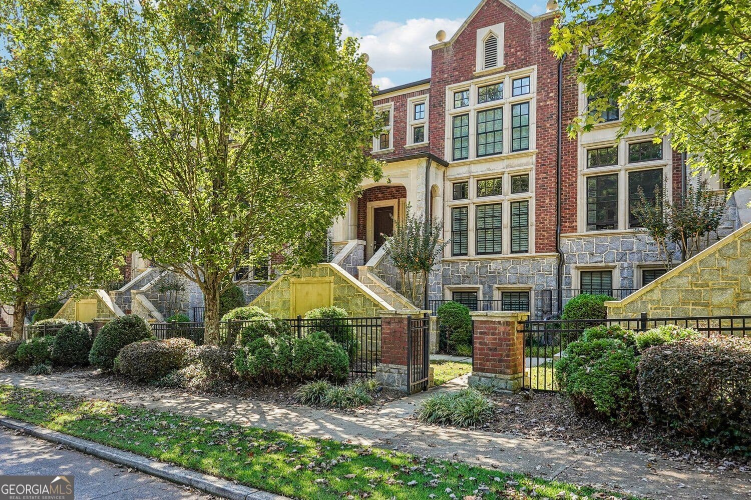 3 bedroom, 3.5 bathroom, 2,150 sq ft townhouse for sale at 2936 Hermance Drive, Brookhaven, GA 30319 — photo 1 of 45