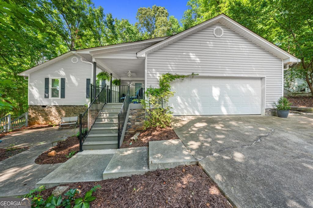 3 bedroom, 2 bathroom, 2,020 sq ft single family residence for sale at 1303 South Arrowhead Drive, Westminster, SC 29693