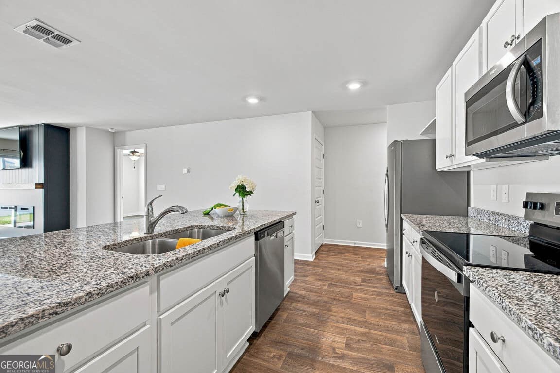 4 bedroom, 2.5 bathroom, 2,605 sq ft single family residence for sale at 66 Autumns Wood Drive, Brunswick, GA 31525 — photo 9