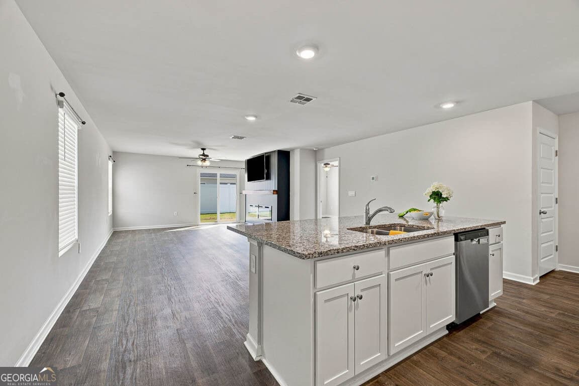 4 bedroom, 2.5 bathroom, 2,605 sq ft single family residence for sale at 66 Autumns Wood Drive, Brunswick, GA 31525 — photo 8