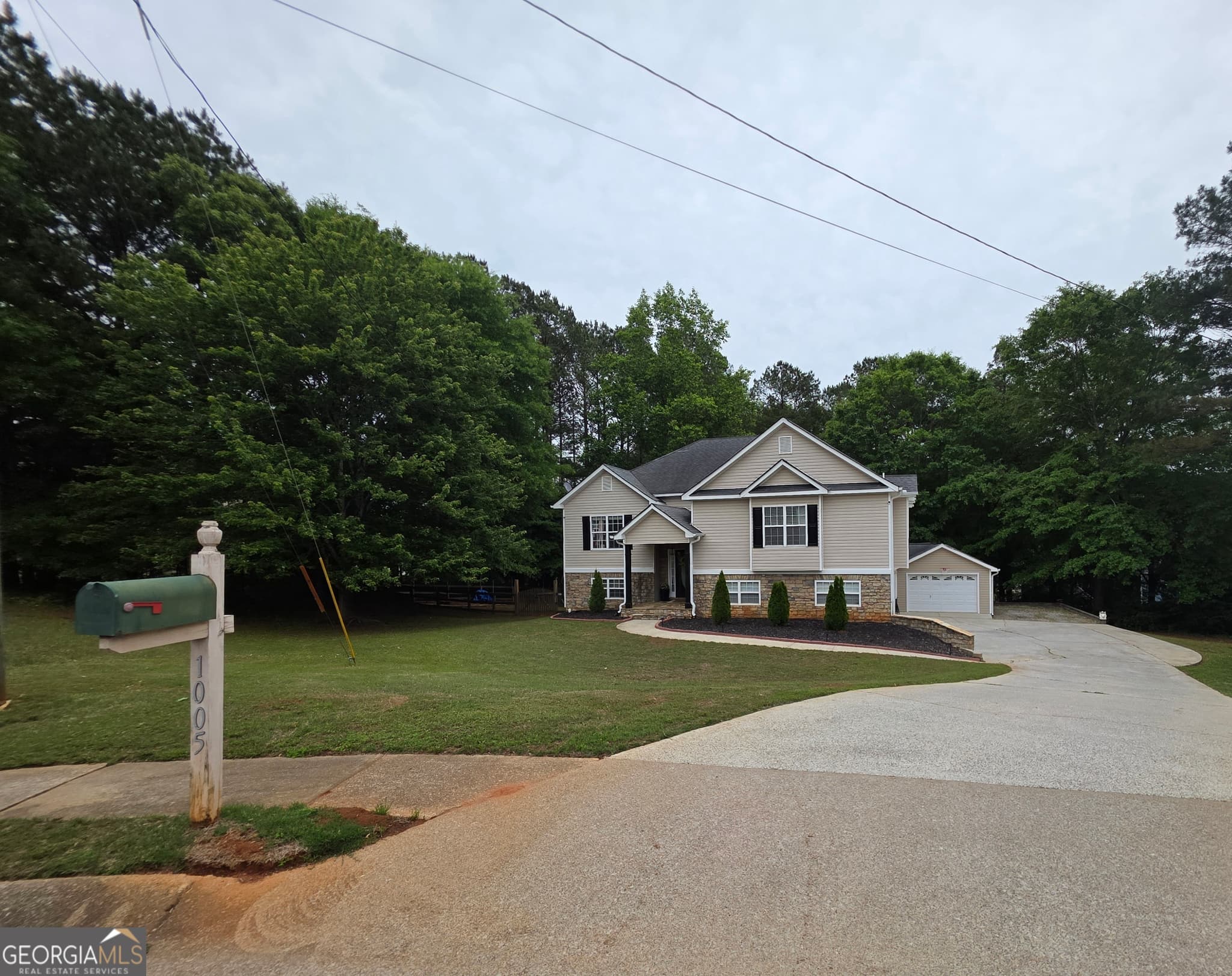 4 bedroom, 3 bathroom, 2,363 sq ft single family residence for sale at 1005 Creek Run Place, Temple, GA 30179 — photo 2