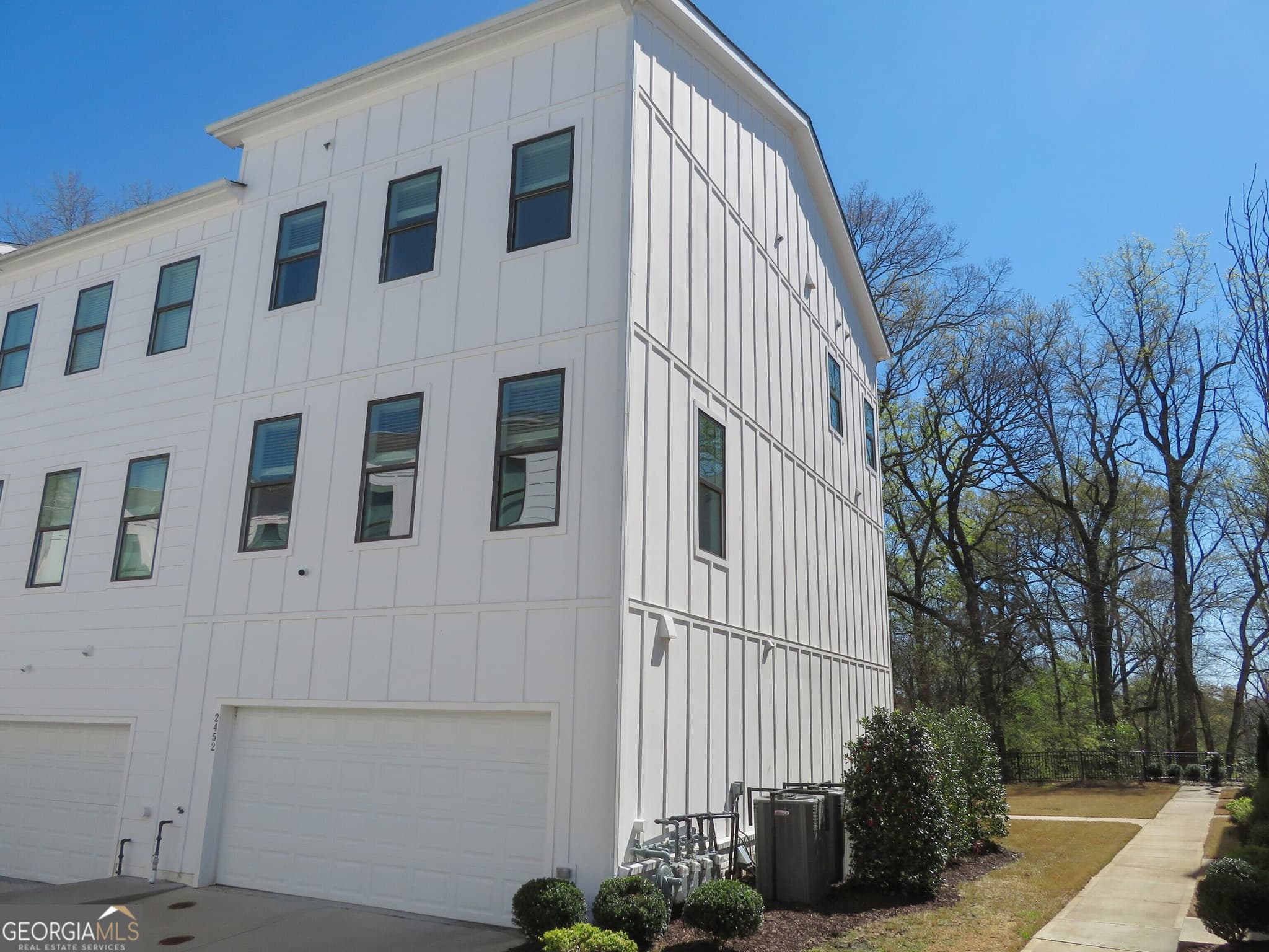 3 bedroom, 3.5 bathroom, 2,332 sq ft townhouse for sale at 2452 Sycamore Road, Atlanta, GA 30318 — photo 2