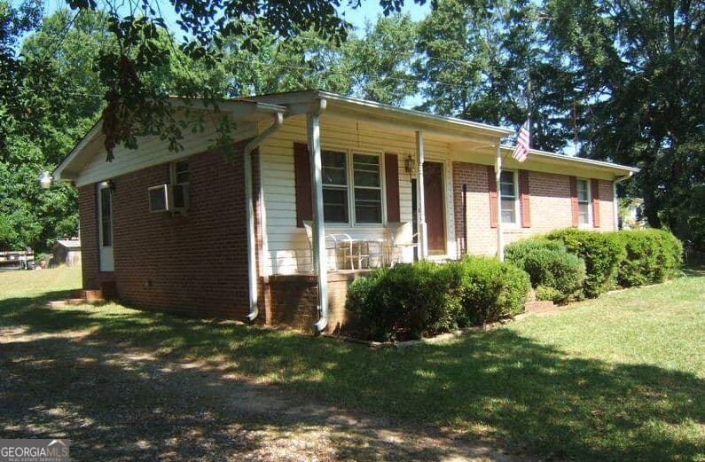 3 bedroom, 1 bathroom, 1,050 sq ft single family residence for sale at 183 Calhoun Road, Griffin, GA 30224 — photo 1 of 2