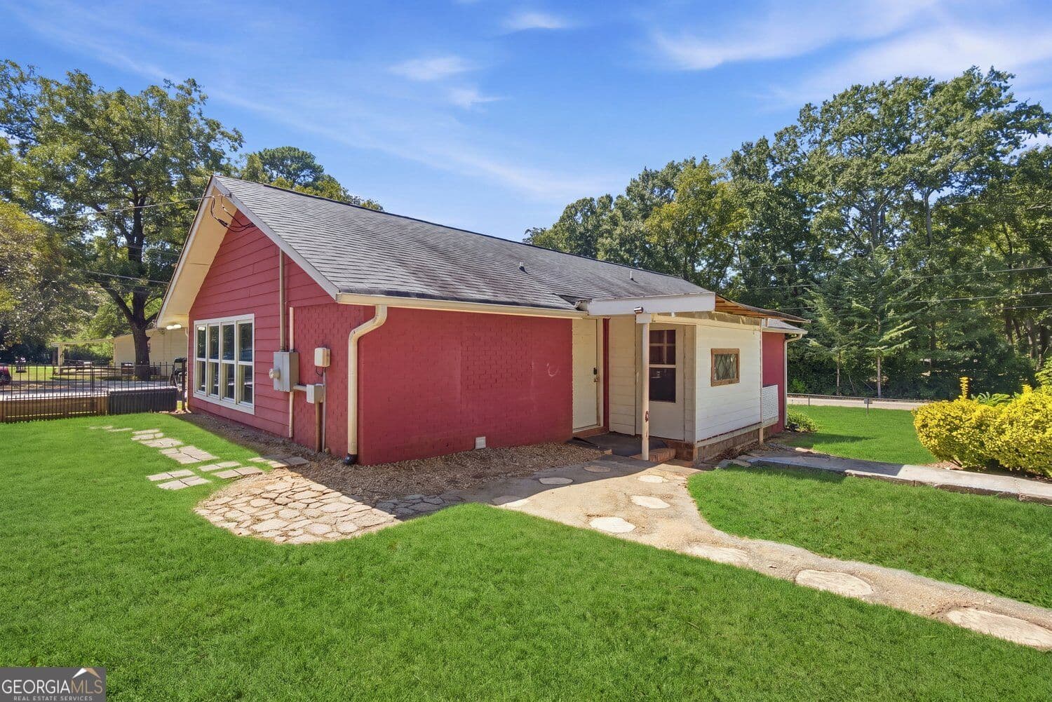 5 bedroom, 2 bathroom, 2,047 sq ft single family residence for sale at 116 Smith Street, Locust Grove, GA 30248 — photo 2