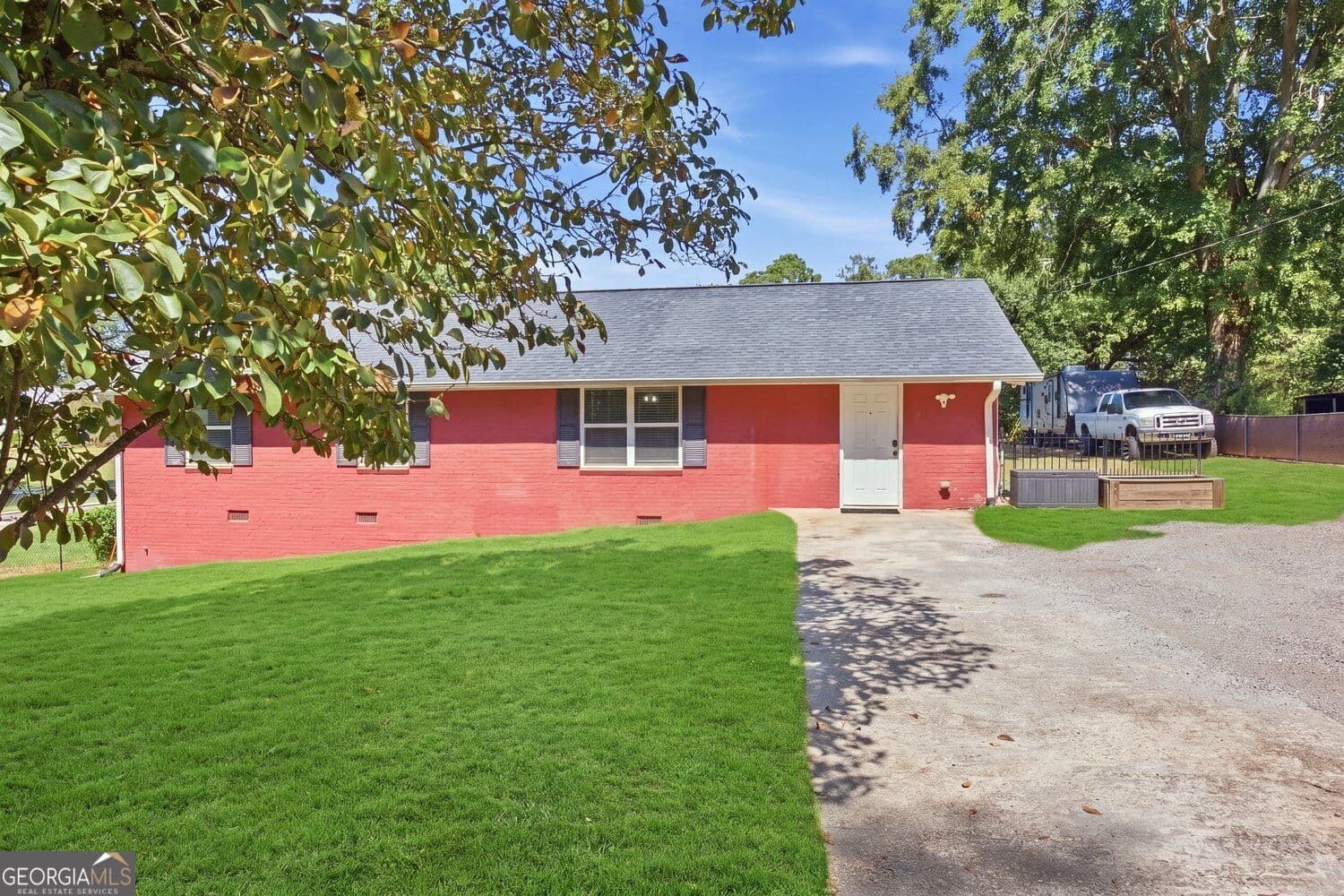 5 bedroom, 2 bathroom, 2,047 sq ft single family residence for sale at 116 Smith Street, Locust Grove, GA 30248 — photo 3