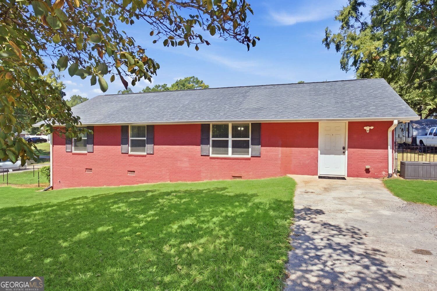 5 bedroom, 2 bathroom, 2,047 sq ft single family residence for sale at 116 Smith Street, Locust Grove, GA 30248 — photo 4