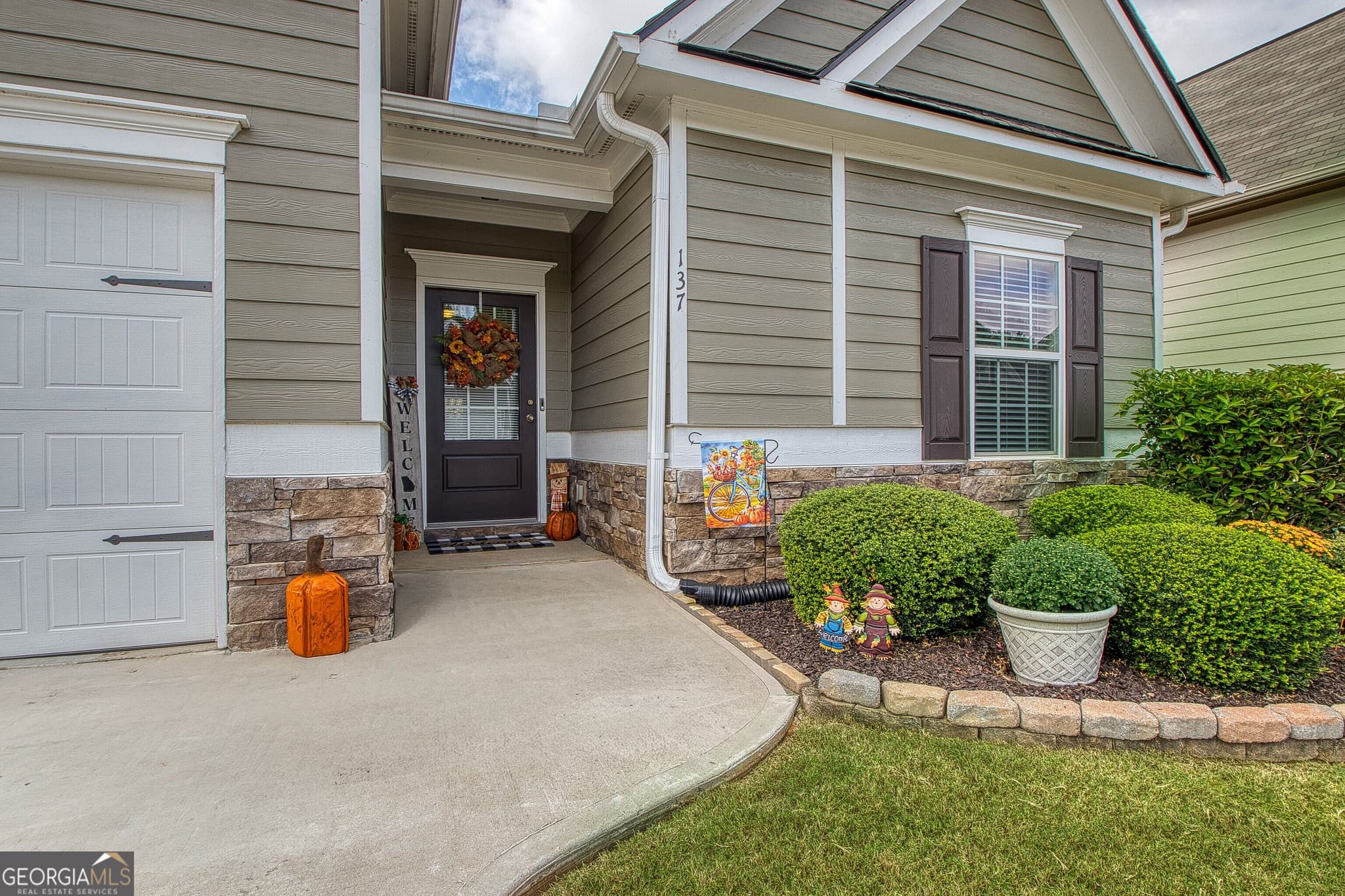 4 bedroom, 3 bathroom, 2,010 sq ft single family residence for sale at 137 Thomaston Street, Newnan, GA 30263 — photo 2