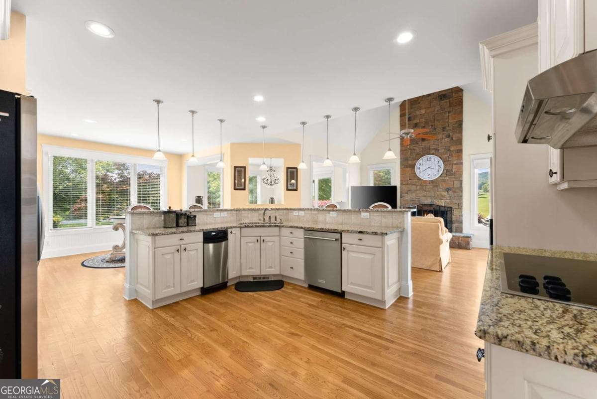 5 bedroom, 5.5 bathroom, 5,545 sq ft single family residence for sale at 526 Orchard Drive, Clarkesville, GA 30523 — photo 9