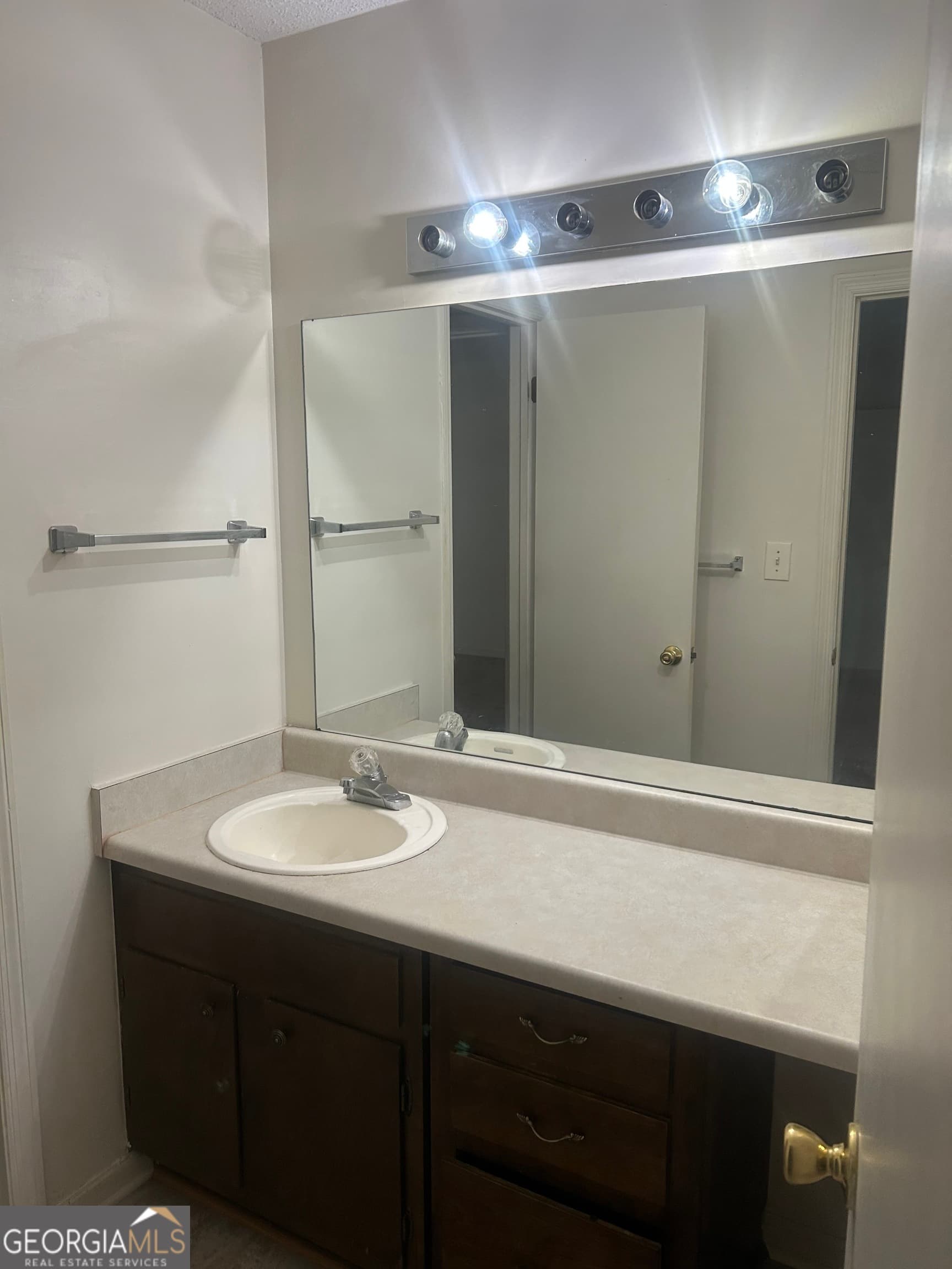 2 bedroom, 1.5 bathroom, 1,276 sq ft condominium for sale at 2716 Farmstead Road, Smyrna, GA 30080 — photo 3