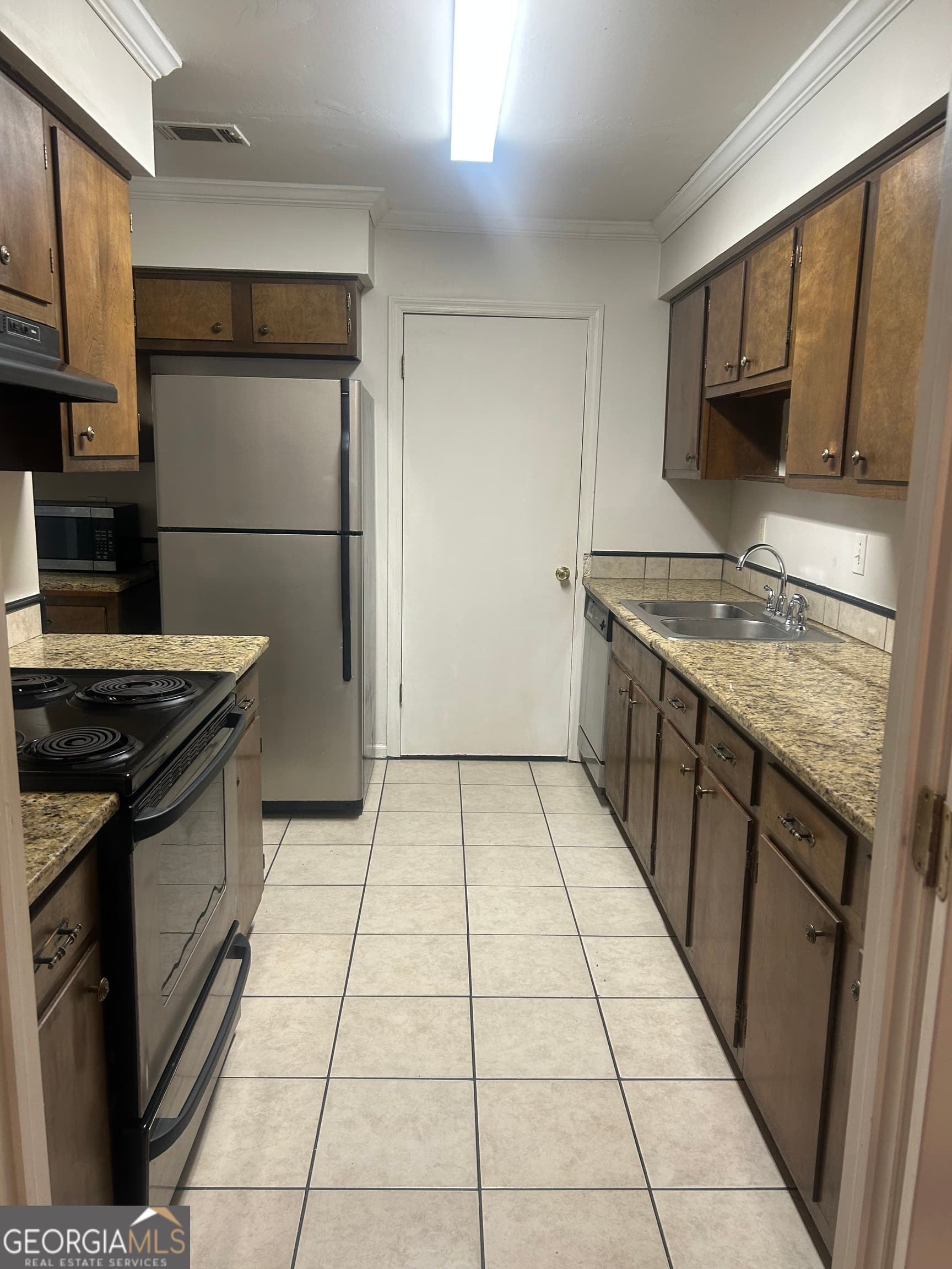 2 bedroom, 1.5 bathroom, 1,276 sq ft condominium for sale at 2716 Farmstead Road, Smyrna, GA 30080 — photo 1 of 3
