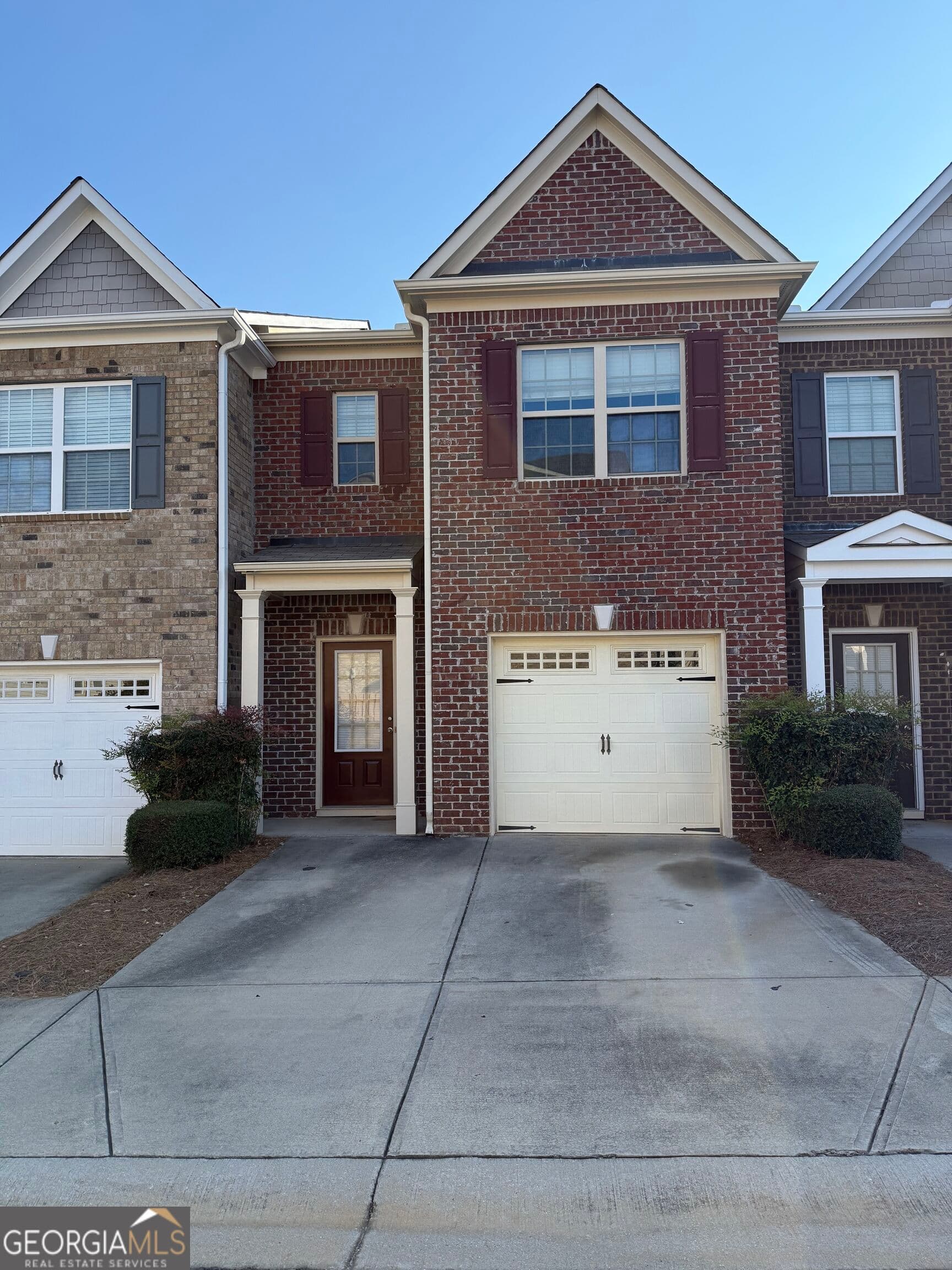 3 bedroom, 2.5 bathroom townhouse for rent at 2733 Knelston Oak Way, Suwanee, GA 30024 for $2,000 a month — photo 1 of 1