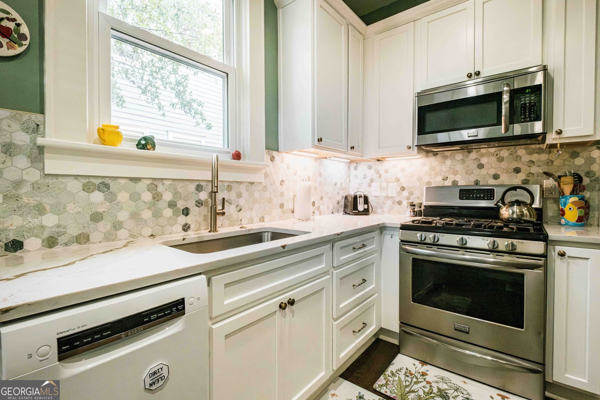 4 bedroom, 3 bathroom, 2,952 sq ft single family residence for sale at 309 E 34th Street, Savannah, GA 31401 — photo 9