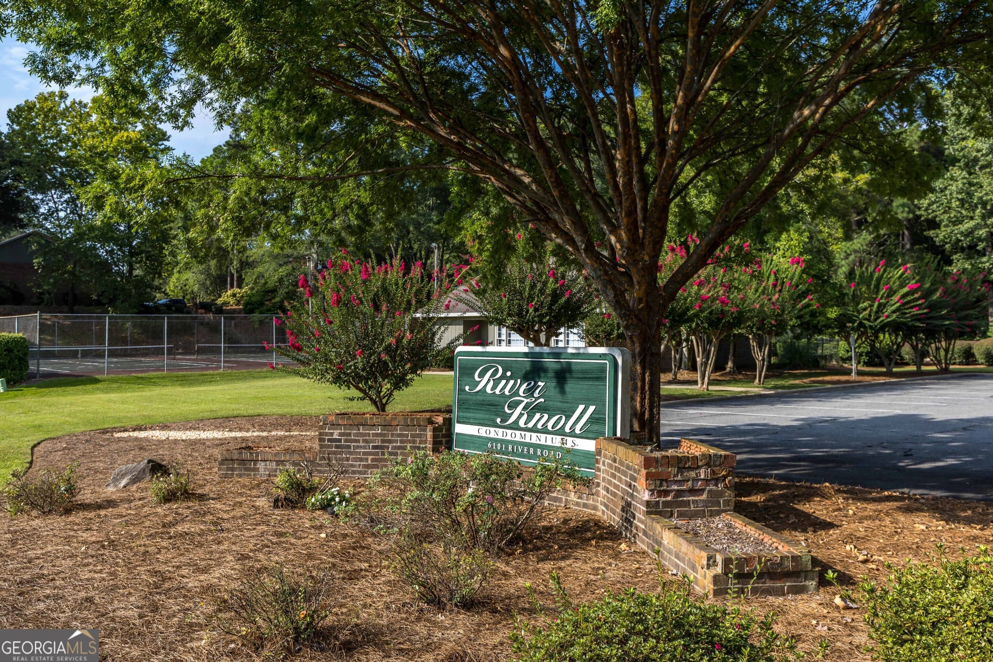 3 bedroom, 2.5 bathroom, 1,920 sq ft condominium under contract at 6101 River Road, Columbus, GA 31904 — photo 2