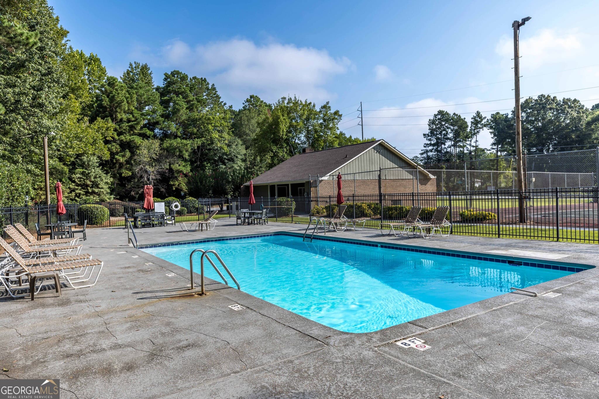 3 bedroom, 2.5 bathroom, 1,920 sq ft condominium under contract at 6101 River Road, Columbus, GA 31904 — photo 3