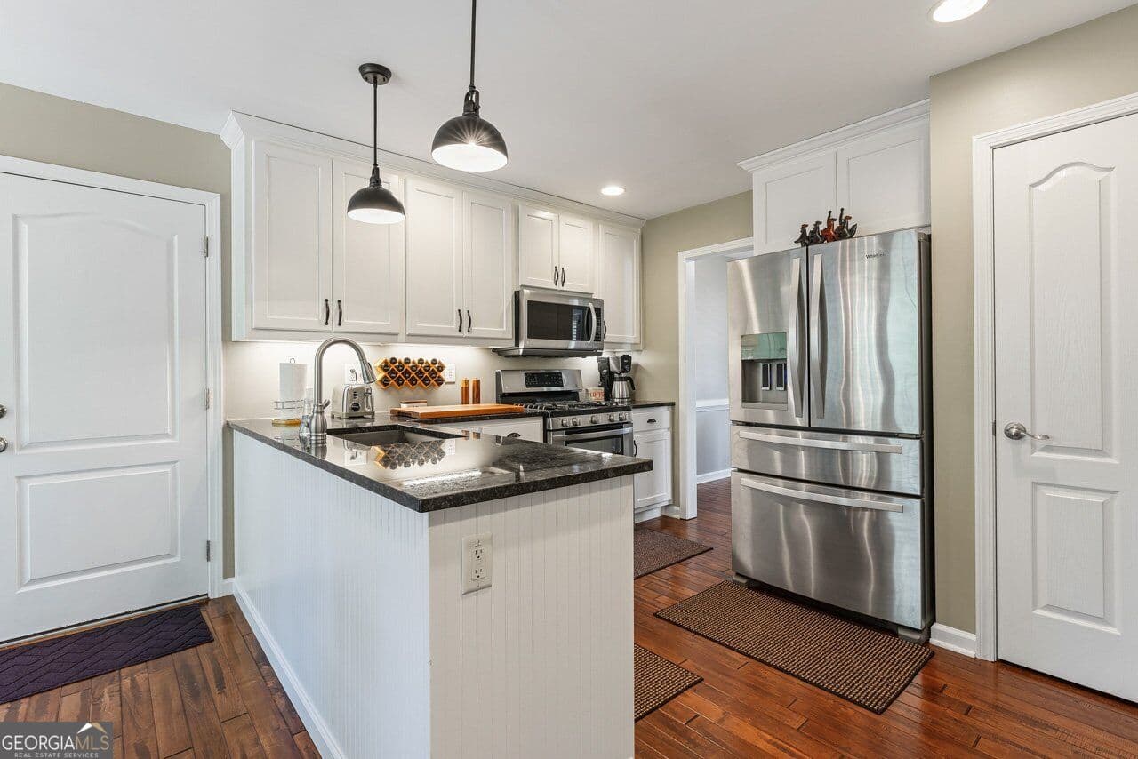 4 bedroom, 2.5 bathroom, 1,989 sq ft single family residence for sale at 1123 River Green Court, Mcdonough, GA 30252 — photo 7