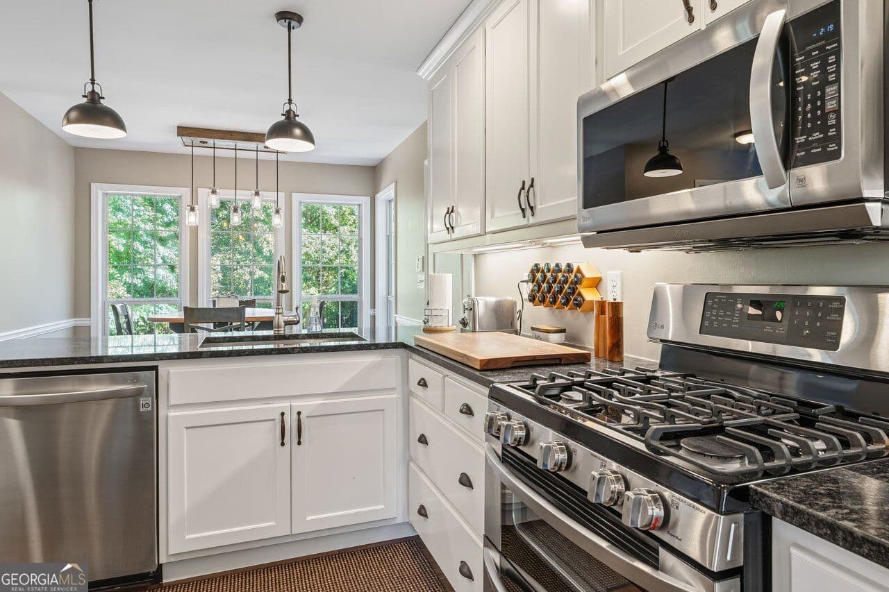 4 bedroom, 2.5 bathroom, 1,989 sq ft single family residence for sale at 1123 River Green Court, Mcdonough, GA 30252 — photo 9