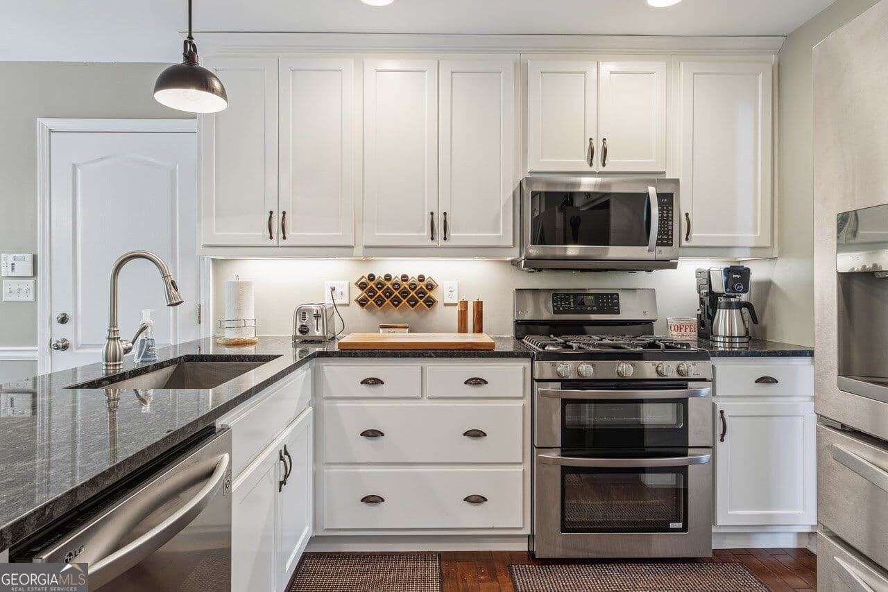 4 bedroom, 2.5 bathroom, 1,989 sq ft single family residence for sale at 1123 River Green Court, Mcdonough, GA 30252 — photo 8