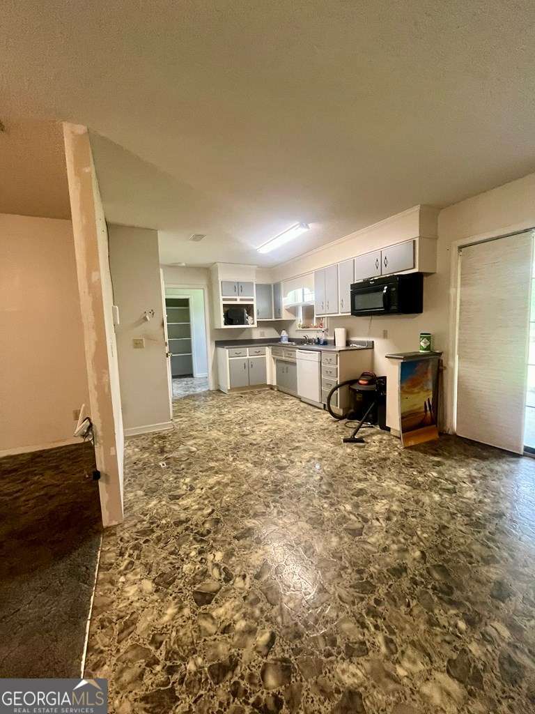 2 bedroom, 2 bathroom, 1,288 sq ft single family residence for sale at 456 W Hwy 37, Lakeland, GA 31635 — photo 4