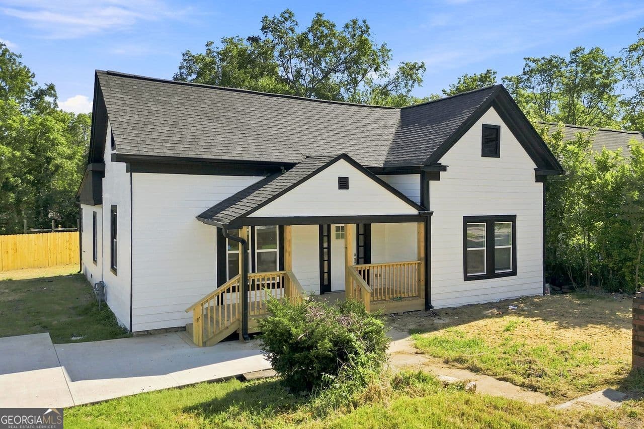 5 bedroom, 4.5 bathroom, 1,612 sq ft single family residence for sale at 7516 Conyers Street, Lithonia, GA 30058 — photo 1 of 44