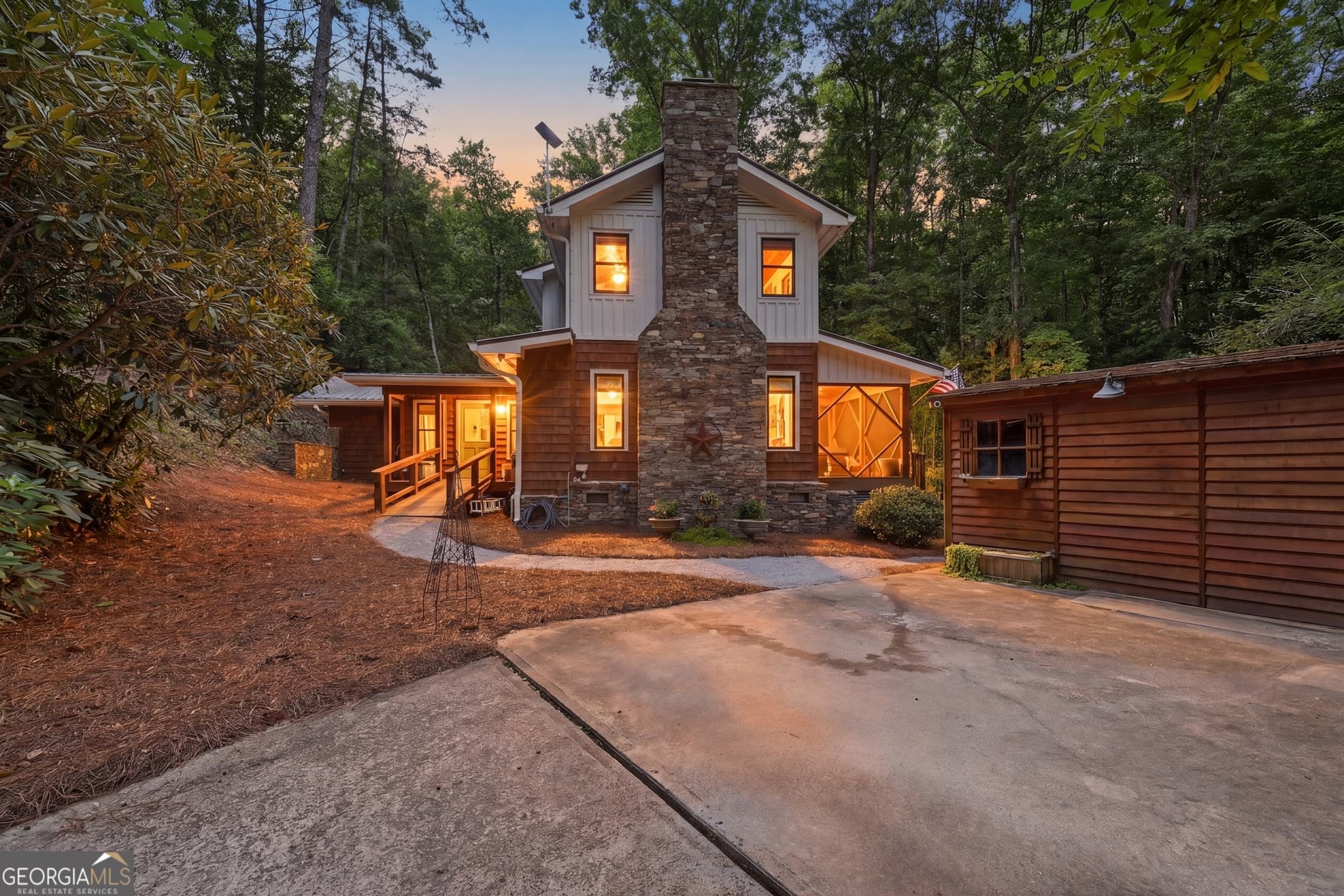 3 bedroom, 2 bathroom, 1,686 sq ft cabin,single family residence for sale at 383 Bull Frog Lane, Clayton, GA 30525 — photo 6