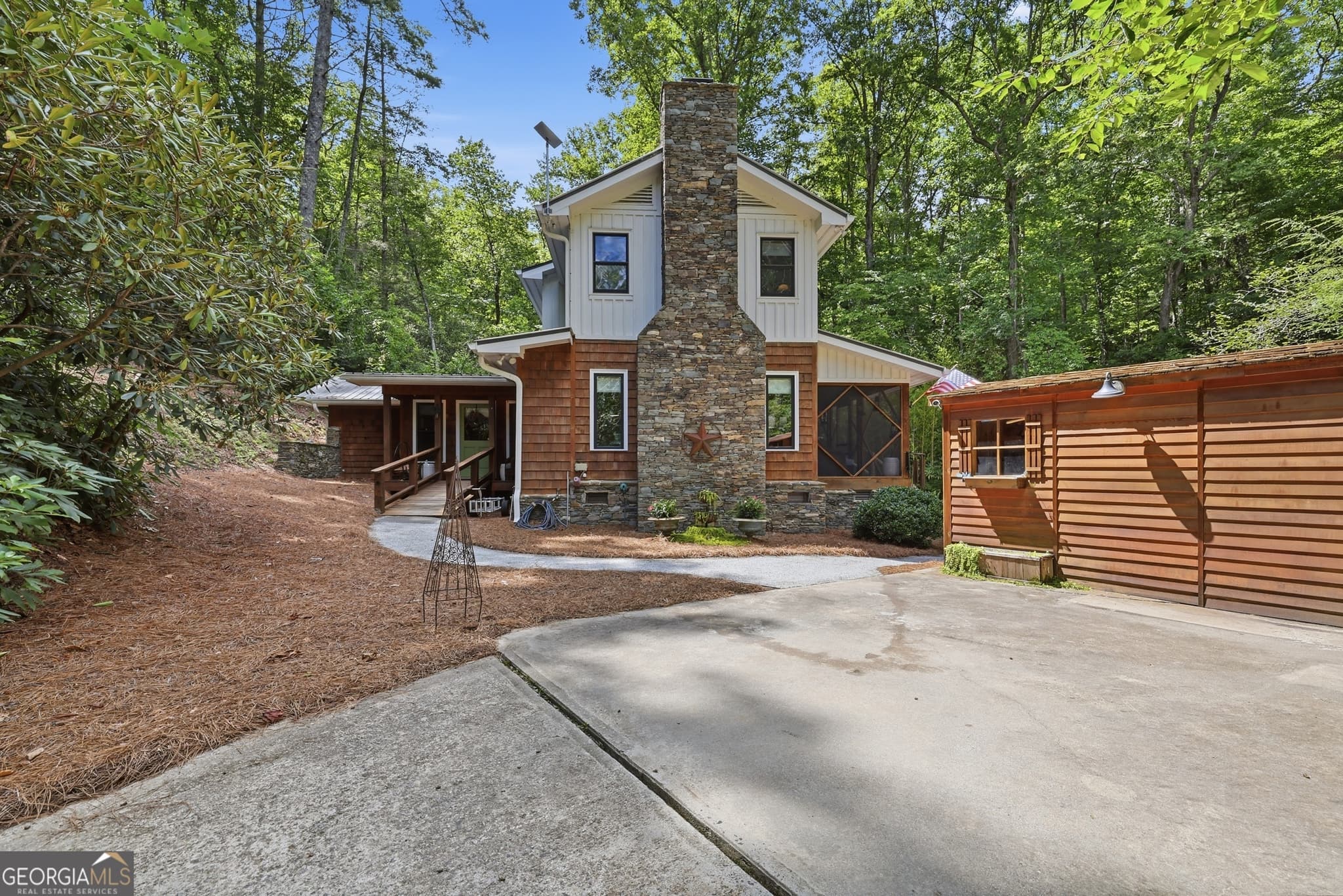 3 bedroom, 2 bathroom, 1,686 sq ft cabin,single family residence for sale at 383 Bull Frog Lane, Clayton, GA 30525 — photo 5