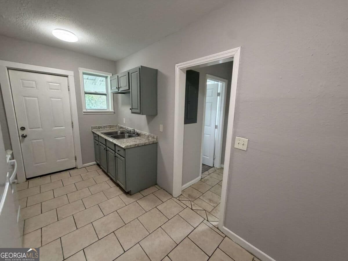 4 bedroom, 2 bathroom, 1,594 sq ft single family residence for sale at 3851/3857 Cochran Avenue, Brunswick, GA 31520 — photo 6