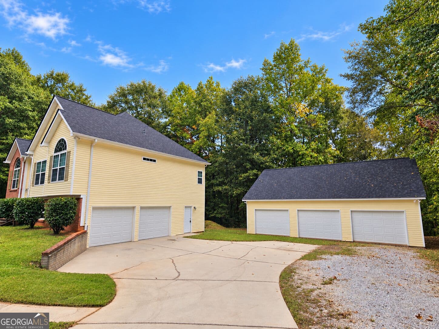 5 bedroom, 3 bathroom, 2,499 sq ft single family residence for sale at 2586 Luther Bailey Road, Senoia, GA 30276 — photo 2