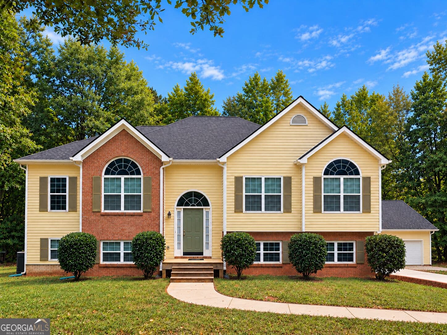 5 bedroom, 3 bathroom, 2,499 sq ft single family residence for sale at 2586 Luther Bailey Road, Senoia, GA 30276 — photo 3