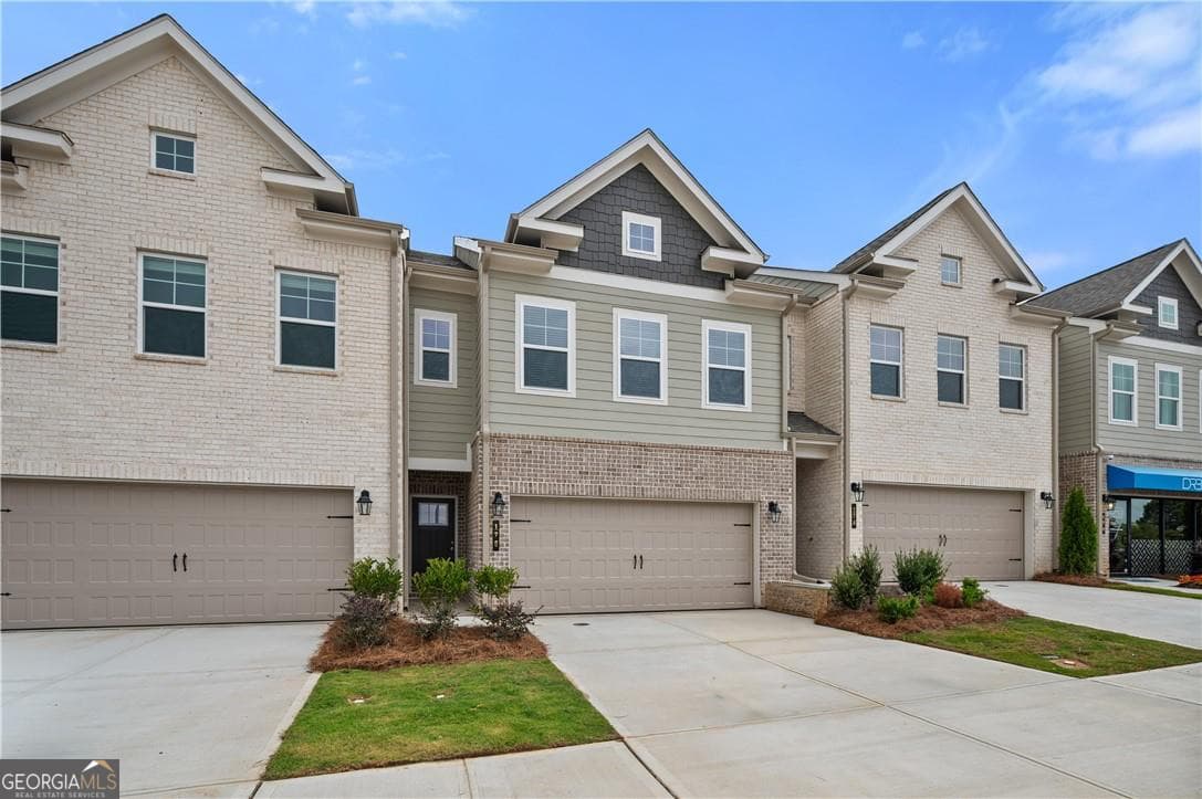 3 bedroom, 2.5 bathroom, 1,849 sq ft townhouse for sale at 239 Abbotts Crossing Circle, Conyers, GA 30094 — photo 3