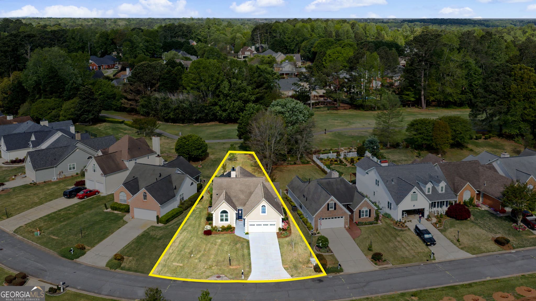 4 bedroom, 2 bathroom, 2,200 sq ft single family residence for sale at 255 Fairway Court, Newnan, GA 30265 — photo 3