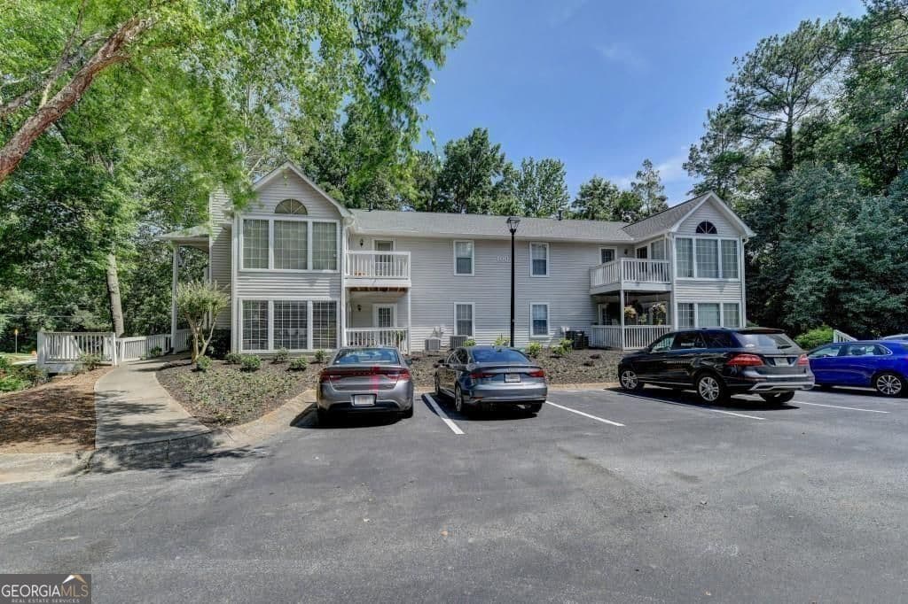 2 bedroom, 1 bathroom, 1,100 sq ft condominium for sale at 102 Gettysburg Place, Sandy Springs, GA 30350 — photo 1 of 24