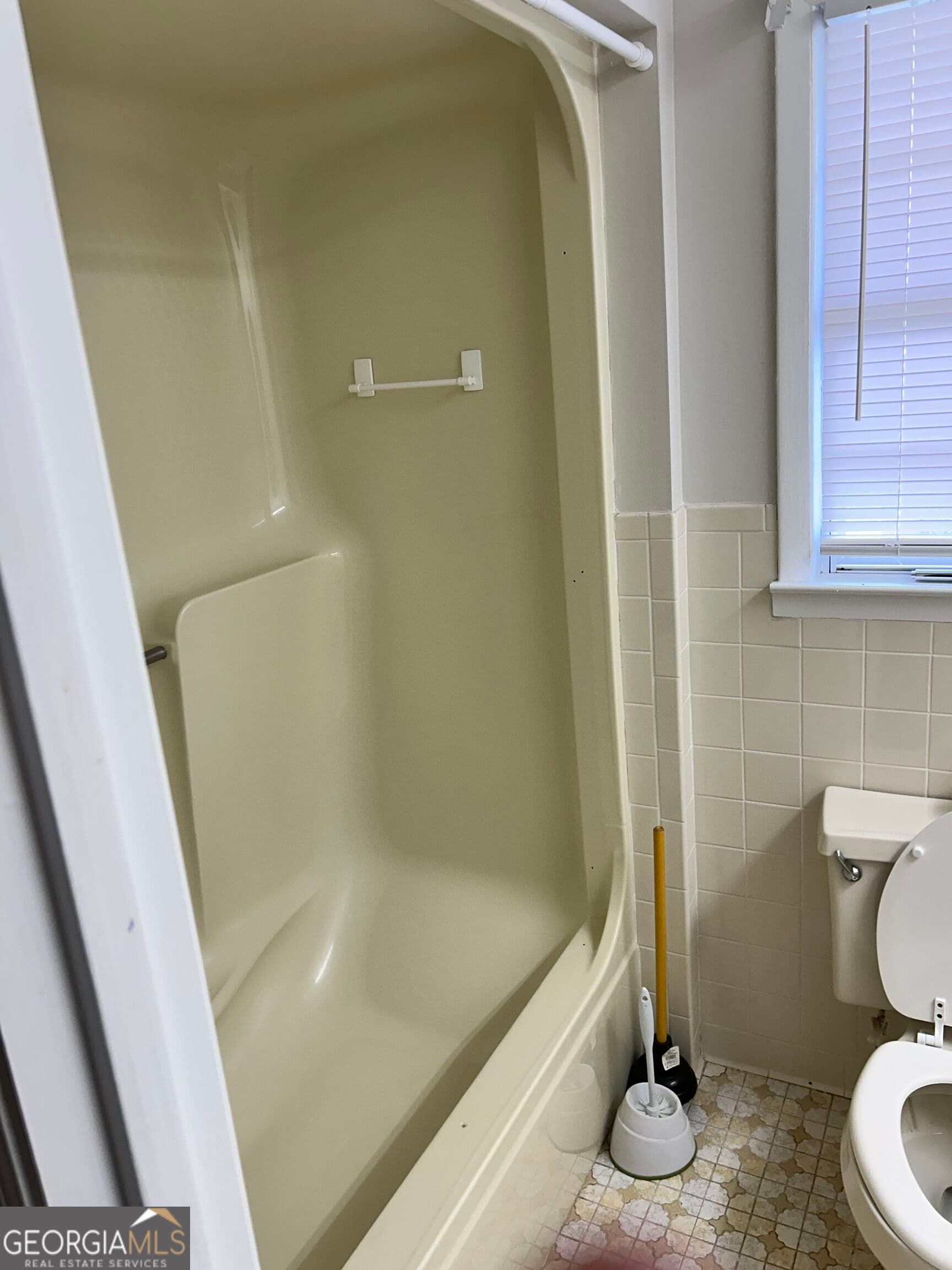 3 bedroom, 3 bathroom, 2,706 sq ft single family residence for sale at 202 E 15th Street, Alma, GA 31510 — photo 9