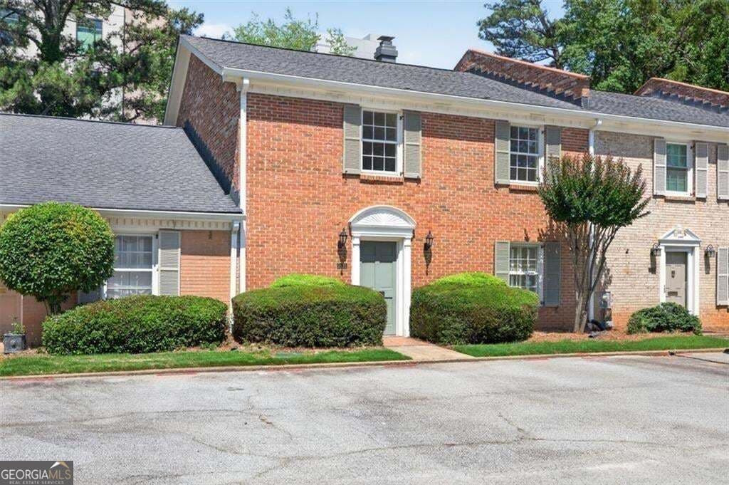 3 bedroom, 2.5 bathroom, 1,944 sq ft townhouse for sale at 1631 Executive Park Lane, Atlanta, GA 30329 — photo 1 of 50