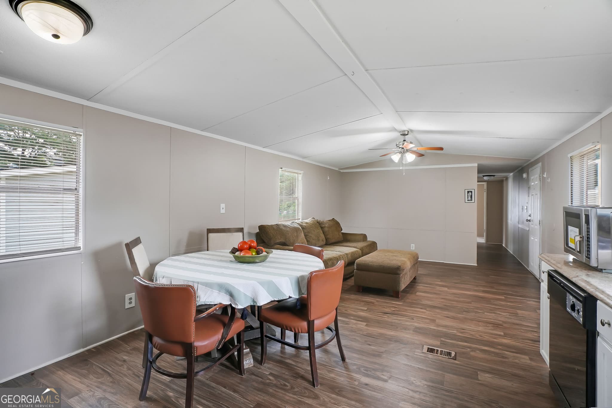 3 bedroom, 2 bathroom, 1,064 sq ft manufactured home,single family residence for rent at 1512 Highway 54 # C-319, Fayetteville, GA 30214 for $1,700 a month — photo 7