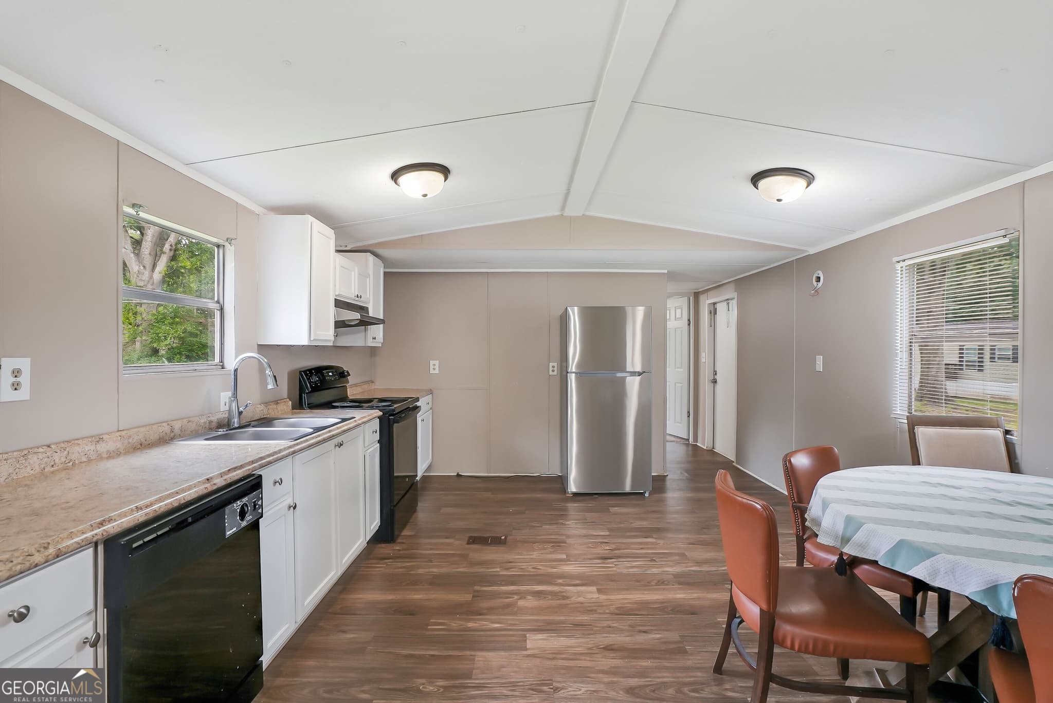 3 bedroom, 2 bathroom, 1,064 sq ft manufactured home,single family residence for rent at 1512 Highway 54 # C-319, Fayetteville, GA 30214 for $1,700 a month — photo 3