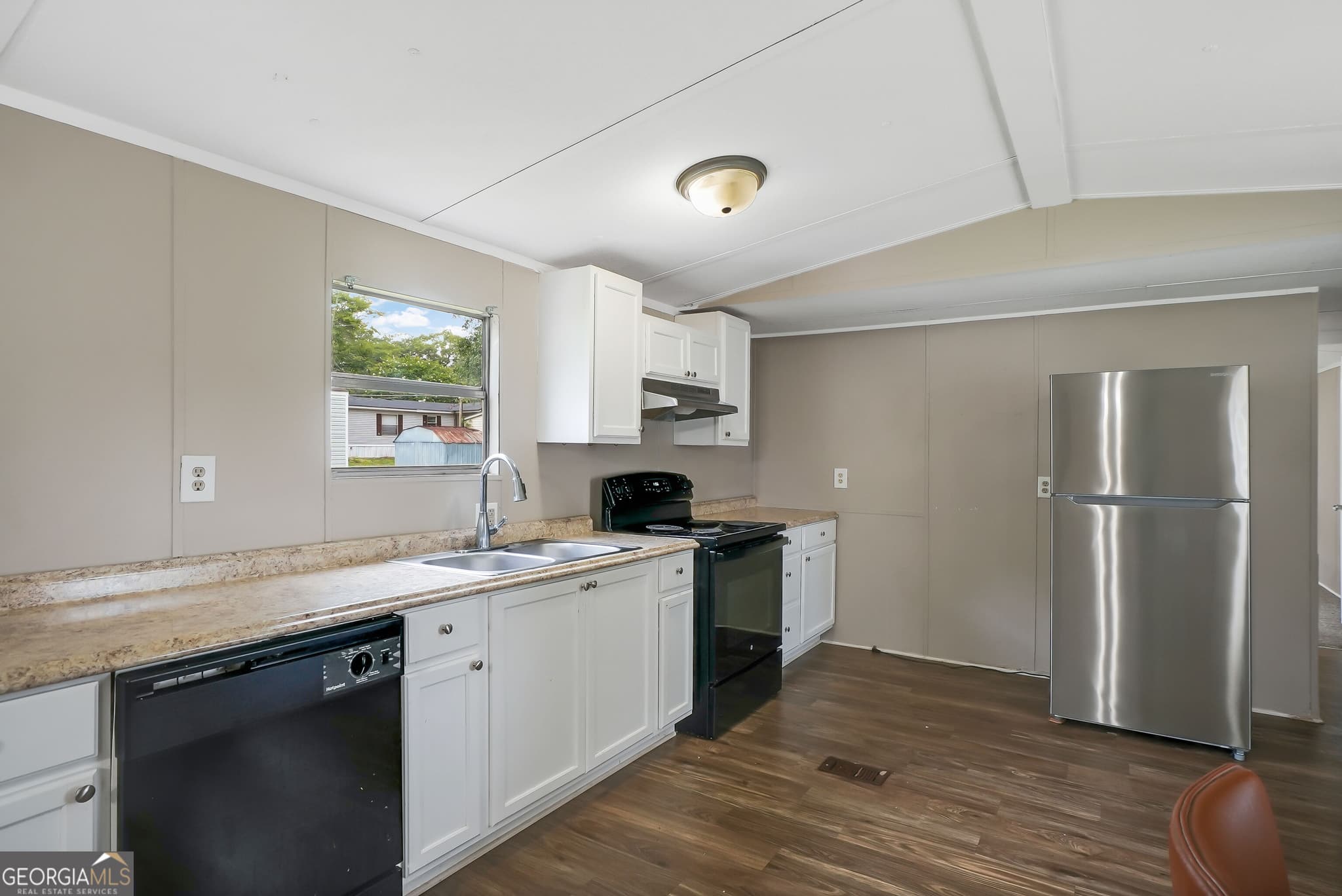 3 bedroom, 2 bathroom, 1,064 sq ft manufactured home,single family residence for rent at 1512 Highway 54 # C-319, Fayetteville, GA 30214 for $1,700 a month — photo 4