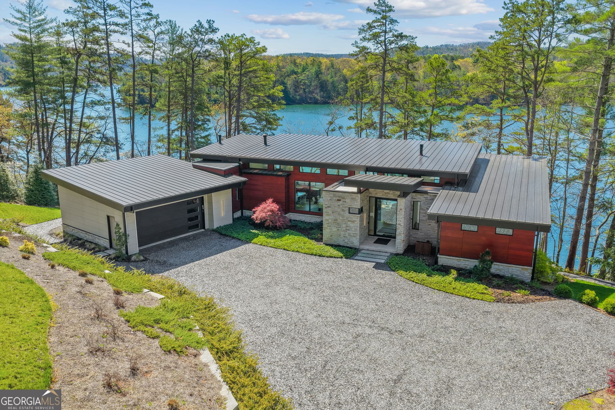 5 bedroom, 7 bathroom, 4,586 sq ft single family residence for sale at 565 Wildflower Circle, Clarkesville, GA 30523 — photo 2