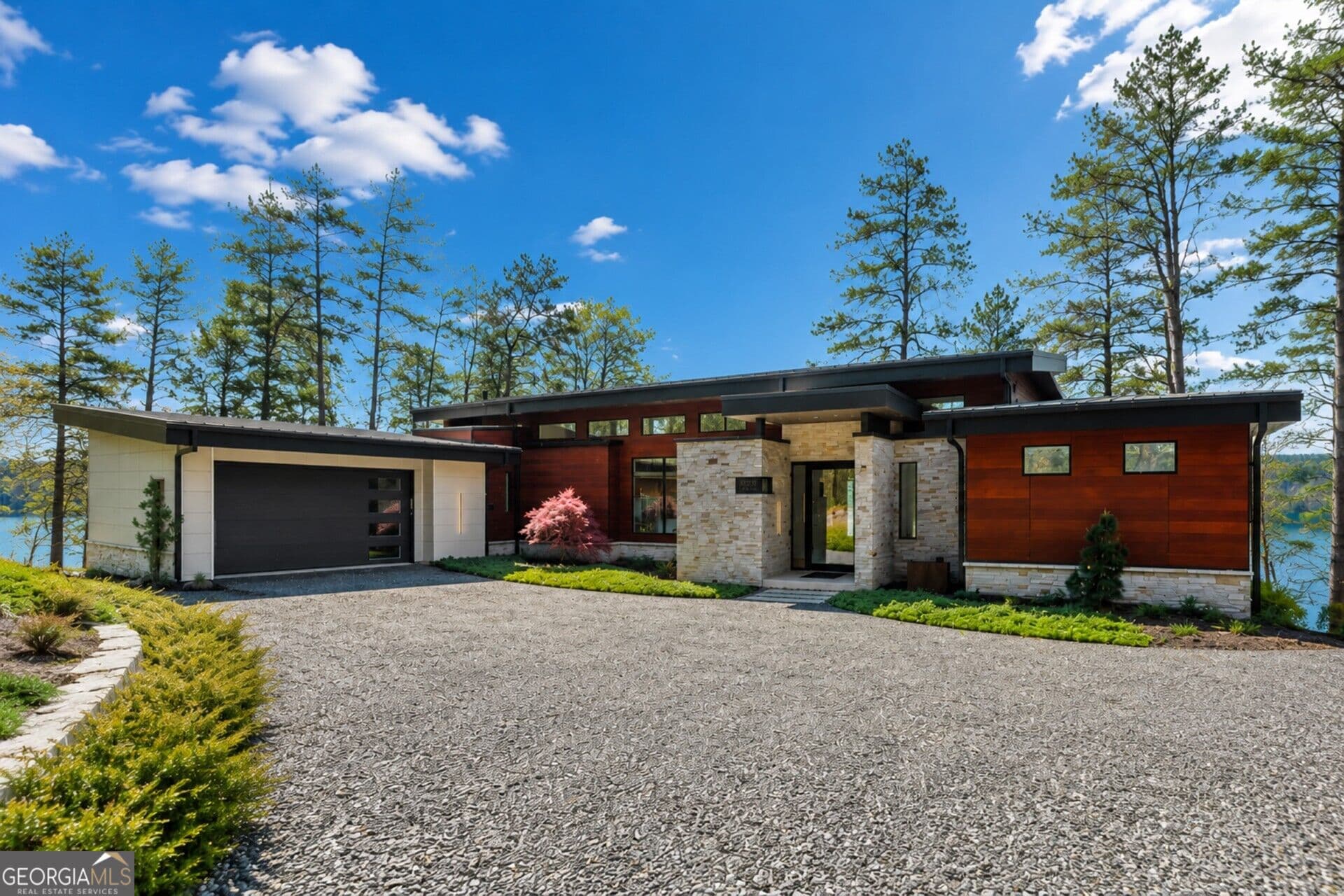 5 bedroom, 7 bathroom, 4,586 sq ft single family residence for sale at 565 Wildflower Circle, Clarkesville, GA 30523 — photo 3