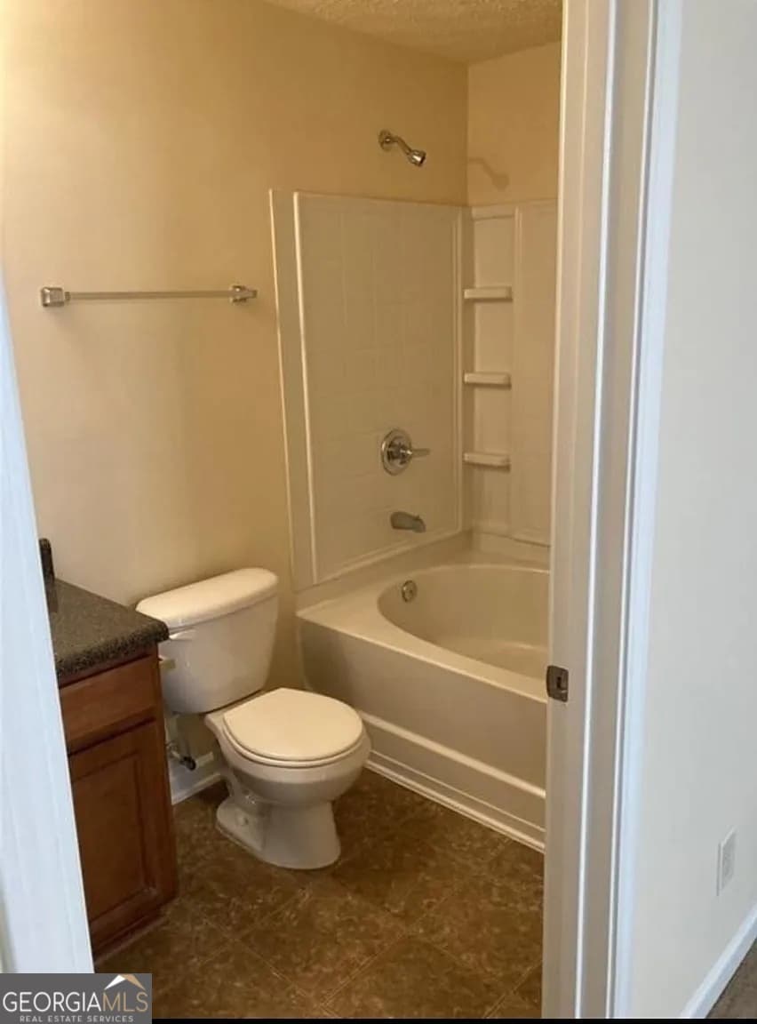 3 bedroom, 2 bathroom, 1,232 sq ft condominium for sale at 1303 Fairington Club Drive, Lithonia, GA 30038 — photo 7