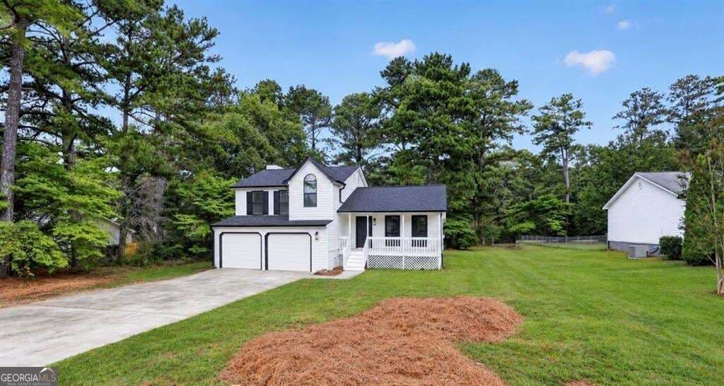 3 bedroom, 2.5 bathroom, 1,965 sq ft single family residence for sale at 1307 Heritage Court, Hampton, GA 30228 — photo 2