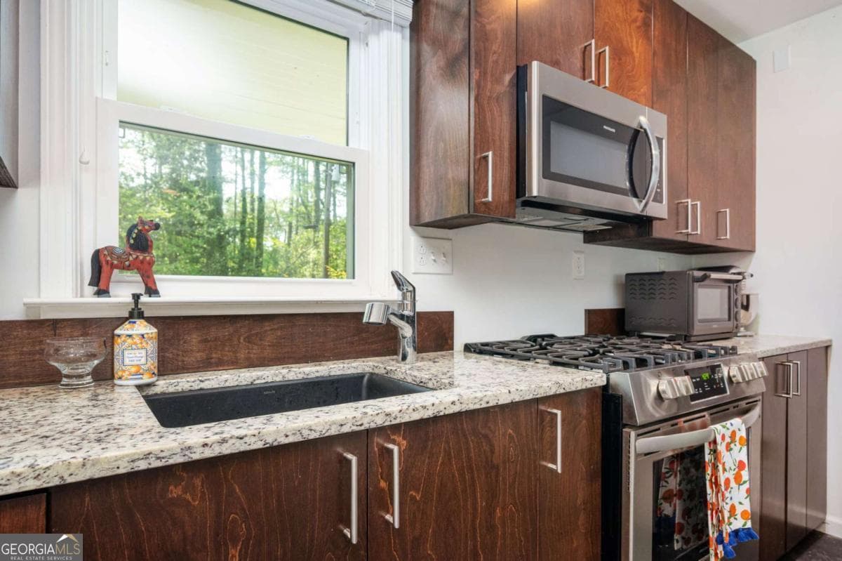 2 bedroom, 2 bathroom, 1,100 sq ft single family residence for sale at 1428 Sandy Lane, Decatur, GA 30032 — photo 9