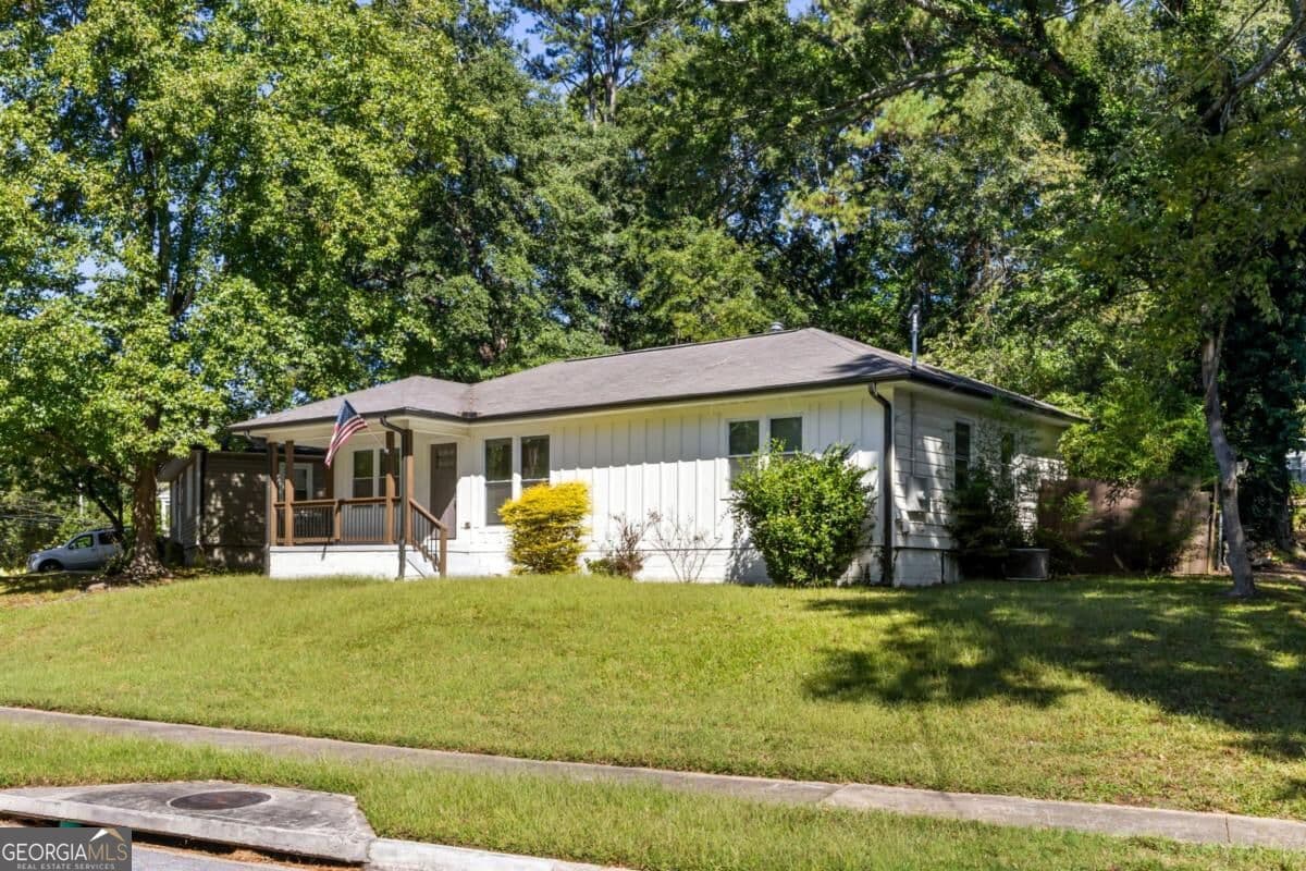 3 bedroom, 2 bathroom, 1,104 sq ft single family residence for sale at 2491 Glendale Circle, Smyrna, GA 30080 — photo 2