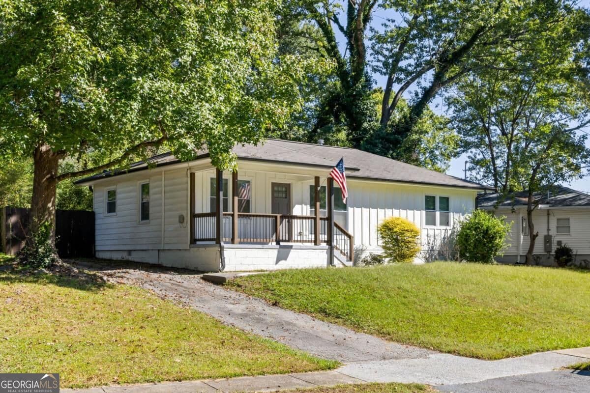 3 bedroom, 2 bathroom, 1,104 sq ft single family residence for sale at 2491 Glendale Circle, Smyrna, GA 30080 — photo 3
