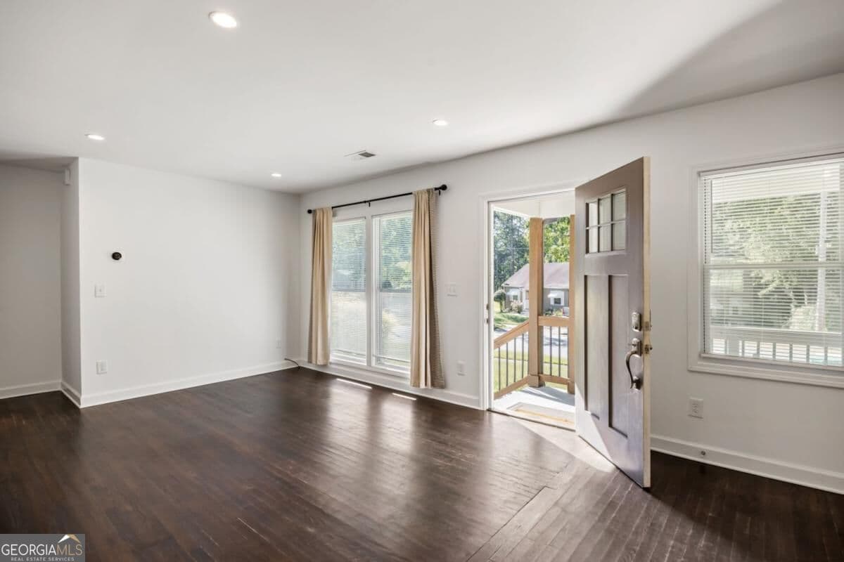 3 bedroom, 2 bathroom, 1,104 sq ft single family residence for sale at 2491 Glendale Circle, Smyrna, GA 30080 — photo 4