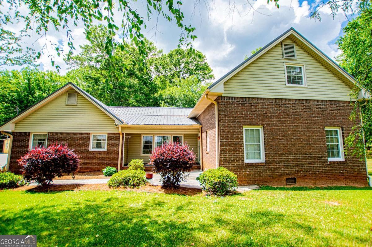 3 bedroom, 2 bathroom, 1,800 sq ft single family residence for sale at 436 County Rd 98, Ranburne, AL 36273 — photo 3