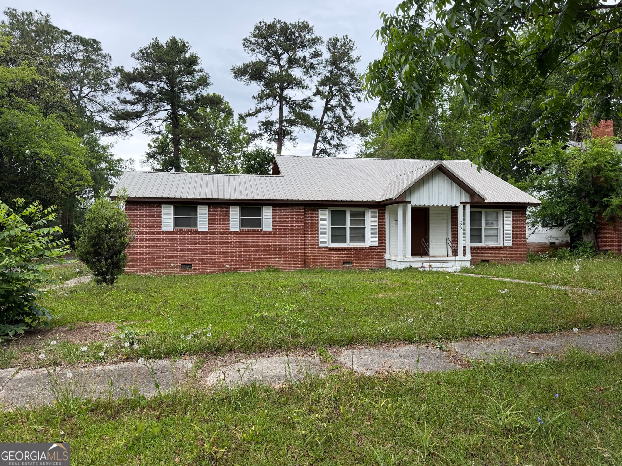 4 bedroom, 2 bathroom, 2,091 sq ft single family residence for sale at 225 W Jessamine Street, Fitzgerald, GA 31750 — photo 2